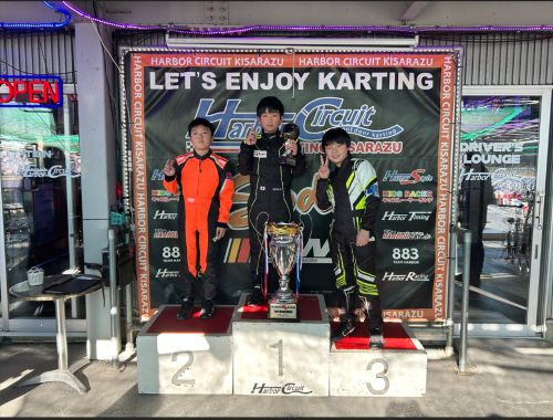 表彰台に立つ児玉 惺七さん